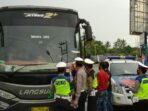 Sat Lantas Polres Lampung Utara Pasang Stiker Stop Covid-19 pada mobil angkutan umum
