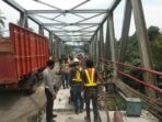 Perbaikan Jembatan di JALINTENG KM 123-124 Kecamatan Abung Kunang di jaga Polisi