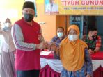 Kepalo Tiyuh gunung timbul Salurkan Bantuan BLT Kepada 88 KPM.