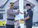 Ketua DPRD Kab. Lampung Utara berikan penghargaan kepada Kapolres dan tim TEKAB 308 Presisi