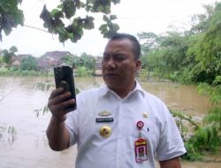 Kadis Kominfo Lamura bersama Jajaran Meninjau ke Titik Lokasi Banjir Landa Rumah Warga