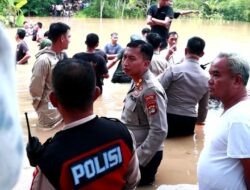 Tanggap Bencana, Kapolres Lampung Utara Pimpin Evakuasi Warga Korban Banjir