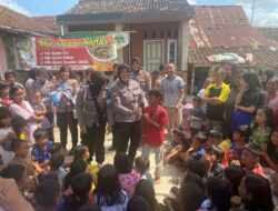 Polres Lampung Utara Bagikan Bansos dan Pendampingan Trauma Healing Bagi Anak-Anak Korban Banjir