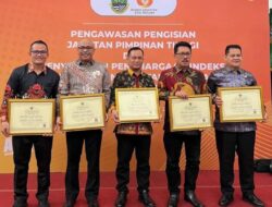 Martahan Samosir Wakili Pemkab.Lampura Terima penghargaan dalam pengisian Jabatan Pimpinan Tinggi Tahun 2023
