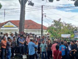 Ratusan Massa Gabungan Tiga Kampung, dan Team Anti Kriminalisasi Advokat Geruduk Kejaksaan Negeri Way Kanan   