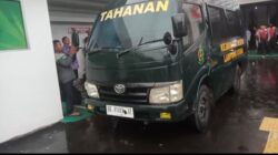 Kepala Inspektorat Lampura di Gelandang Naik Mobil Tahanan Kejagsaan Negeri Lampung Utara
