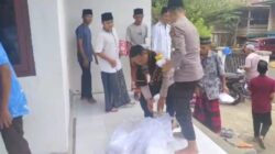 Polsek batanghari leko bagikan nasi kotak Dan sembako kepada warga Desa Saud.