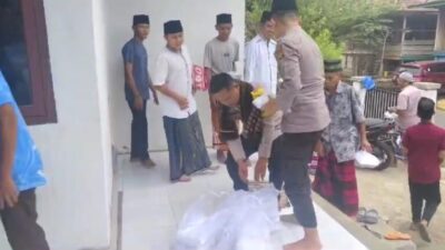 Polsek batanghari leko bagikan nasi kotak Dan sembako kepada warga Desa Saud.