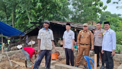 Camat TBT Acmad Nazarudin Bersama BAZNAS Serahkan Bantuan